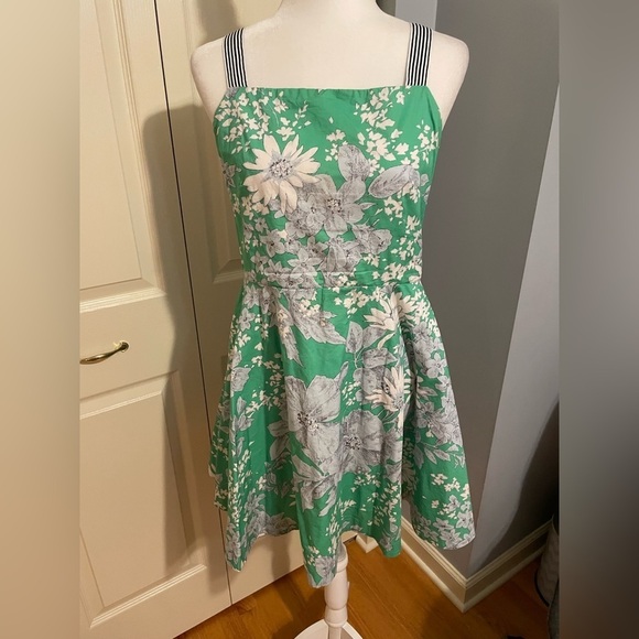 Tuckernuck Lila Apron Floral Green Summer Dress Large - Picture 2 of 9